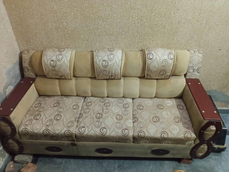 Second hand usedable sofa 3 sitter 2