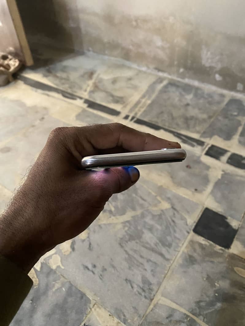 Apple iPhone X 4