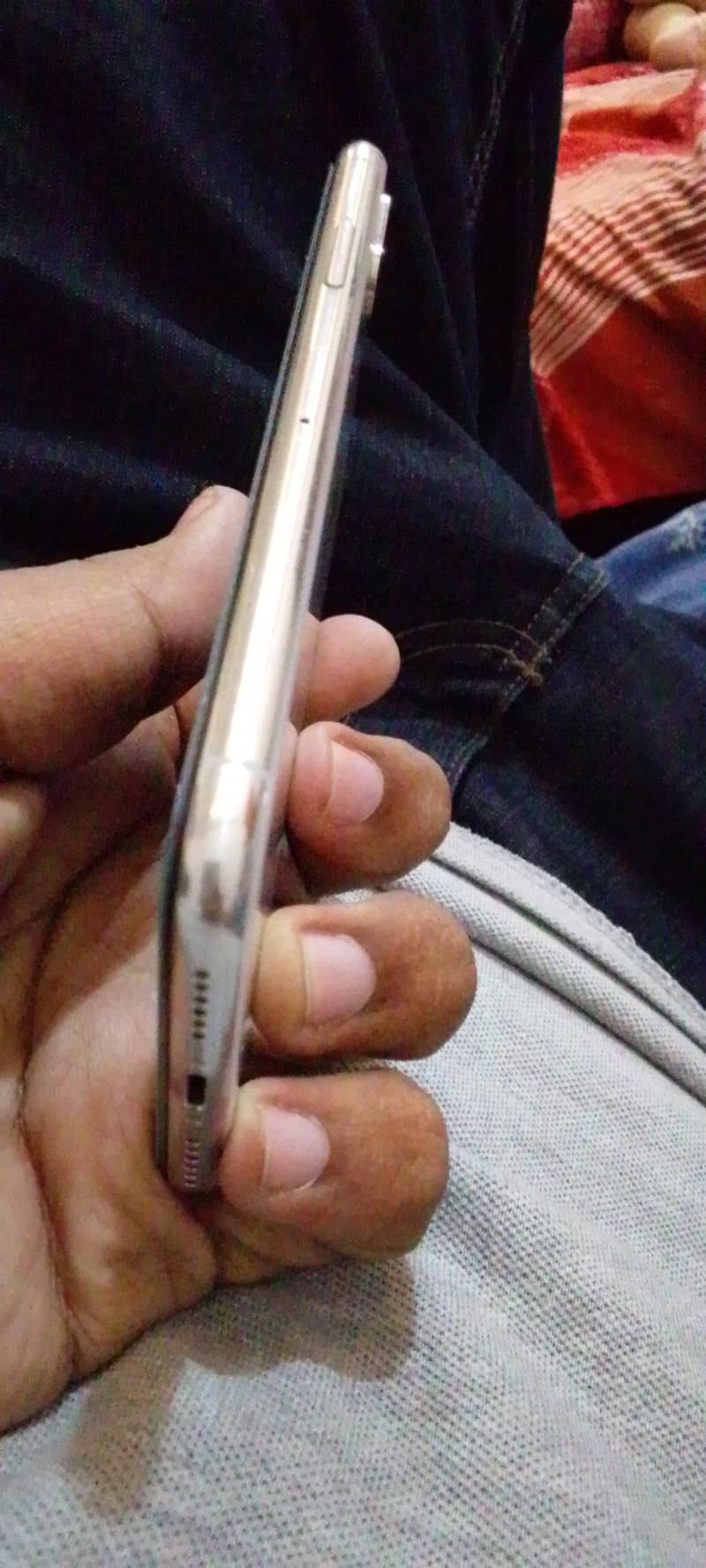 Apple iPhone X 4