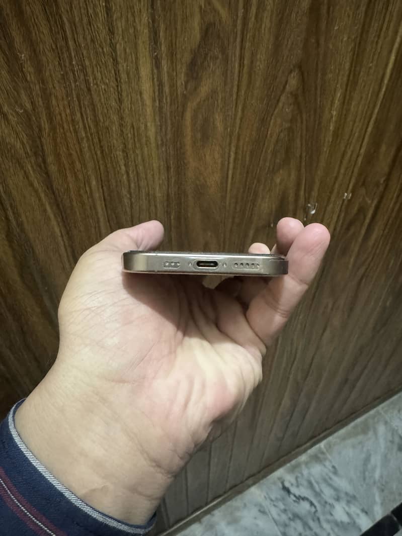 Apple iPhone 16 Pro 1