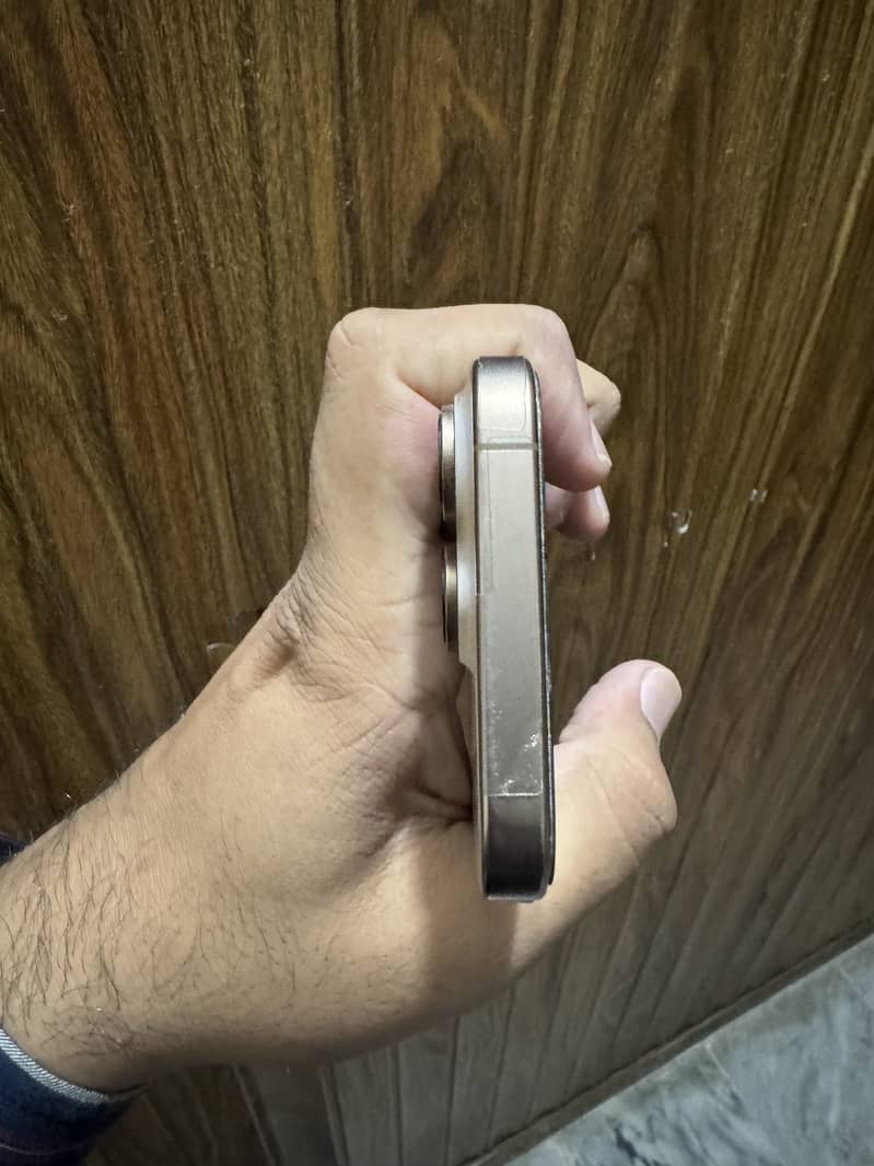 Apple iPhone 16 Pro 3