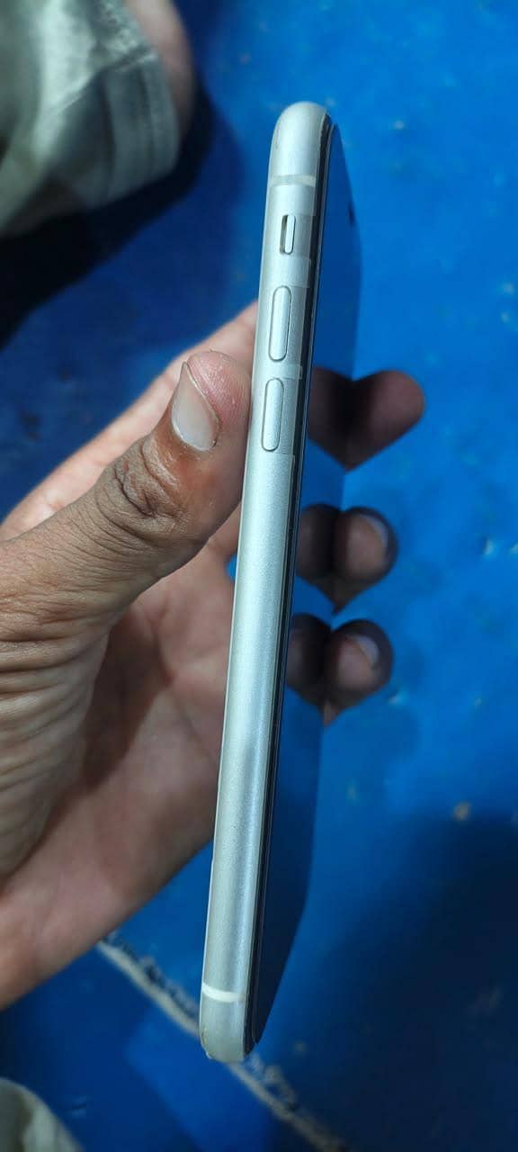 Apple iPhone 11 4