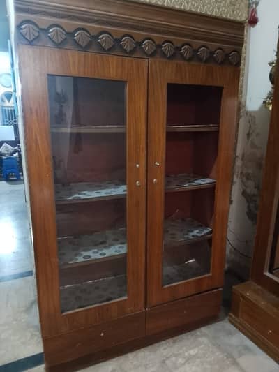 Dressing table+ show case  Achi condition me hen Sirf Aik glass toHHy