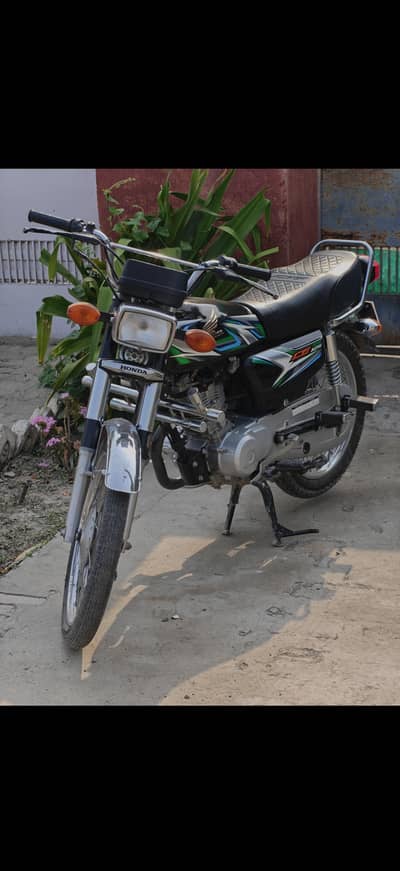 Honda 125 2023 location Chashma