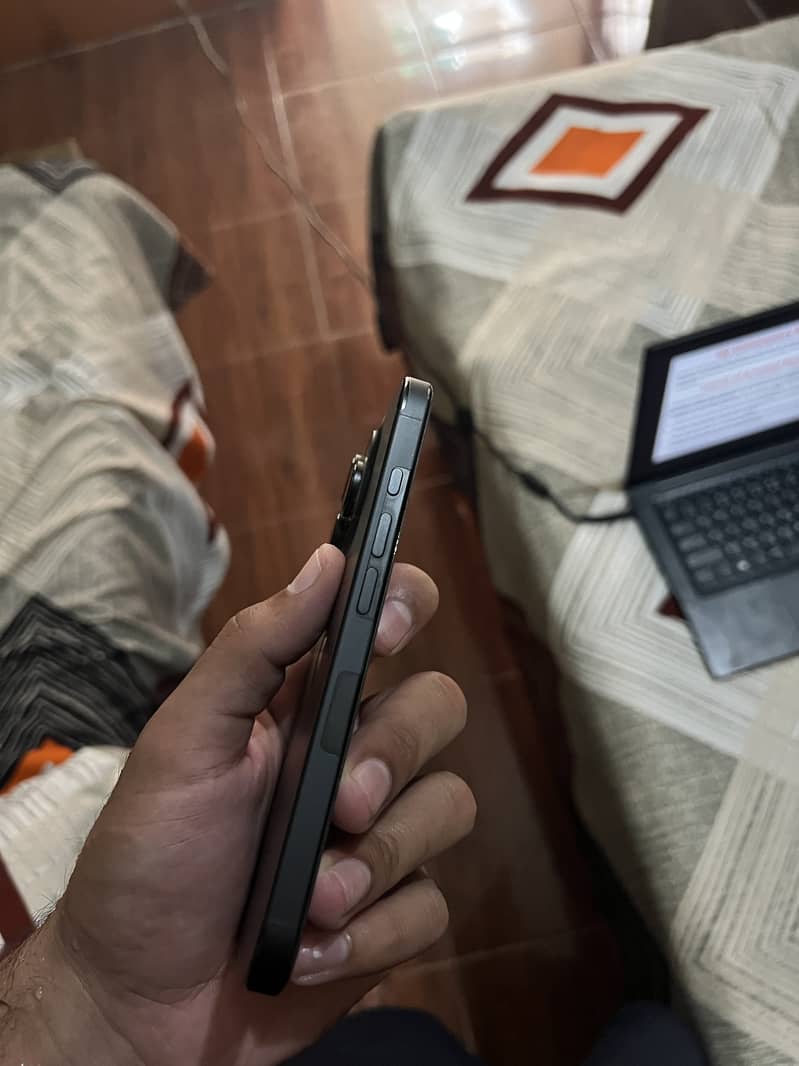 Apple iPhone 16 Pro 1