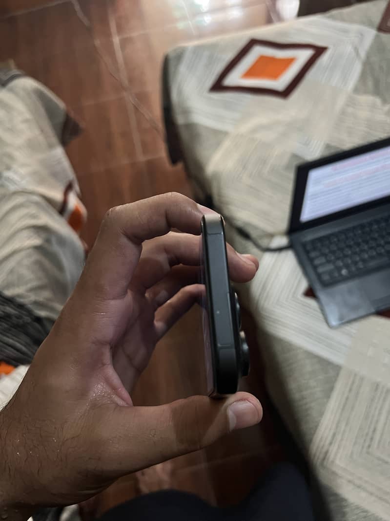 Apple iPhone 16 Pro 2