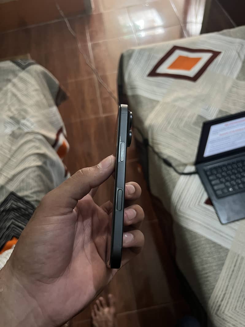 Apple iPhone 16 Pro 3
