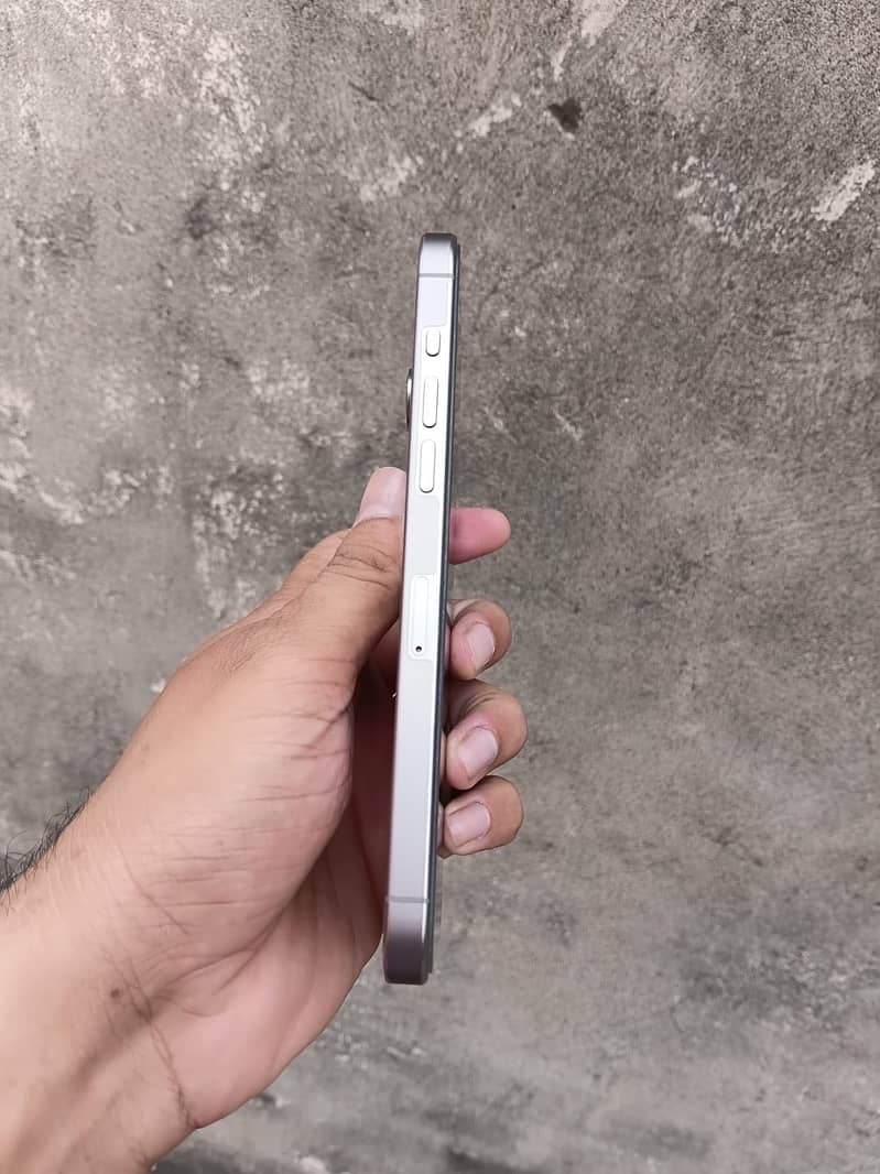 Apple iPhone 15 Pro Max 4