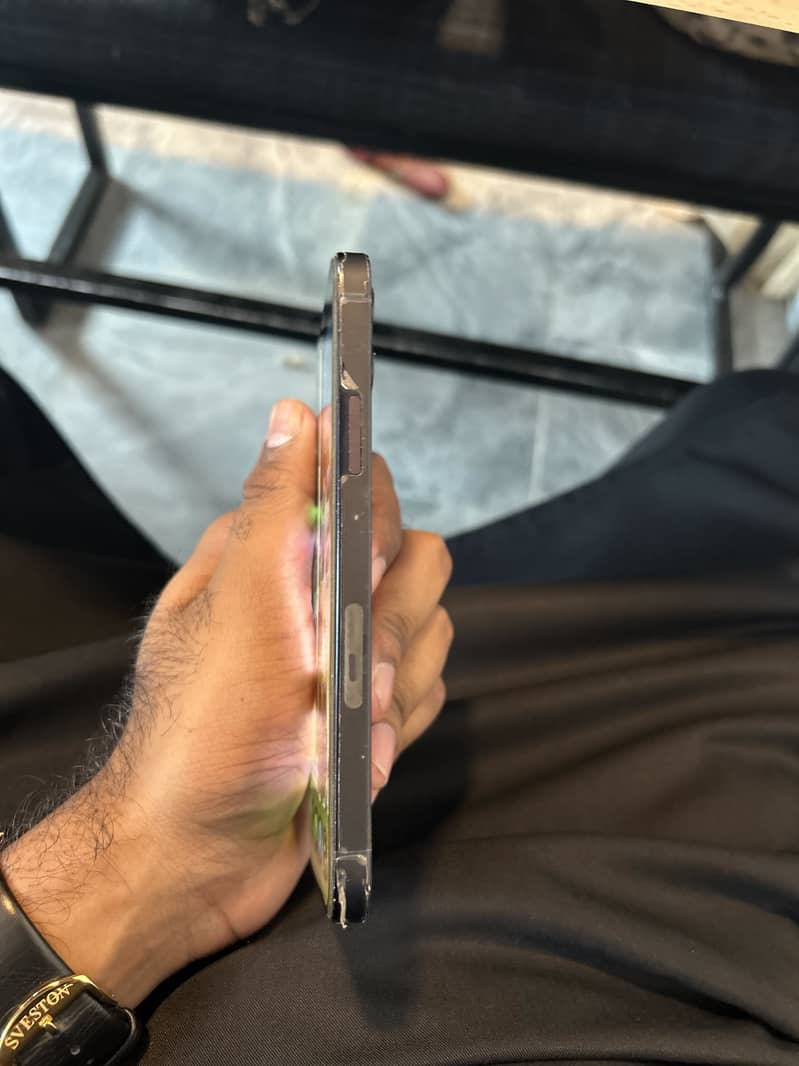 Apple iPhone 12 4