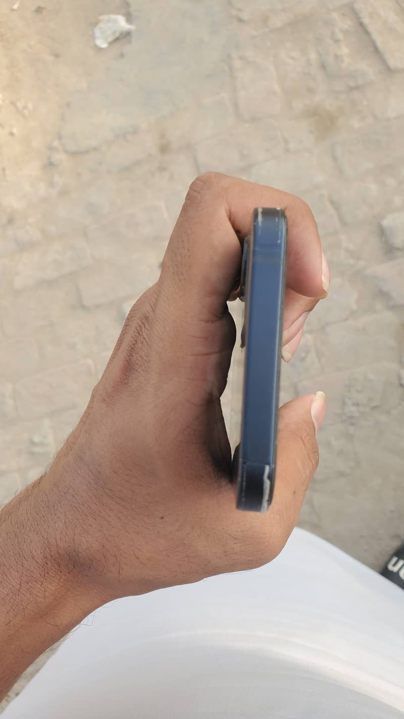 Apple iPhone 12 4