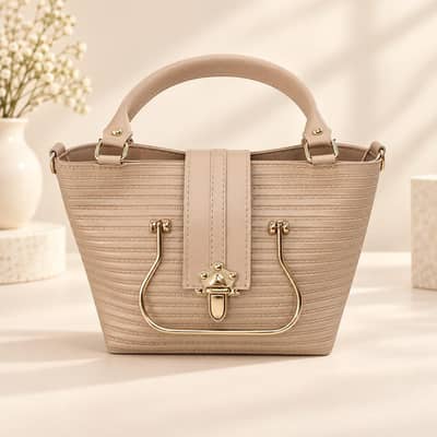Elegant  Beige luxury handbag for women _ stylish  gold detail/Only 1