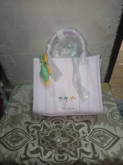 10 / 10 bahar se aaya hai aur acche brand ka hai ALDO diamond