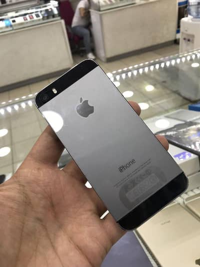 iPhone 5s  32Gb.   PTA approved __@2000/