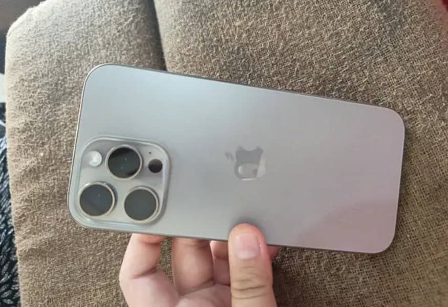 Apple iPhone 16 Pro Max 1