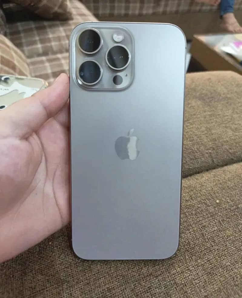 Apple iPhone 16 Pro Max 2