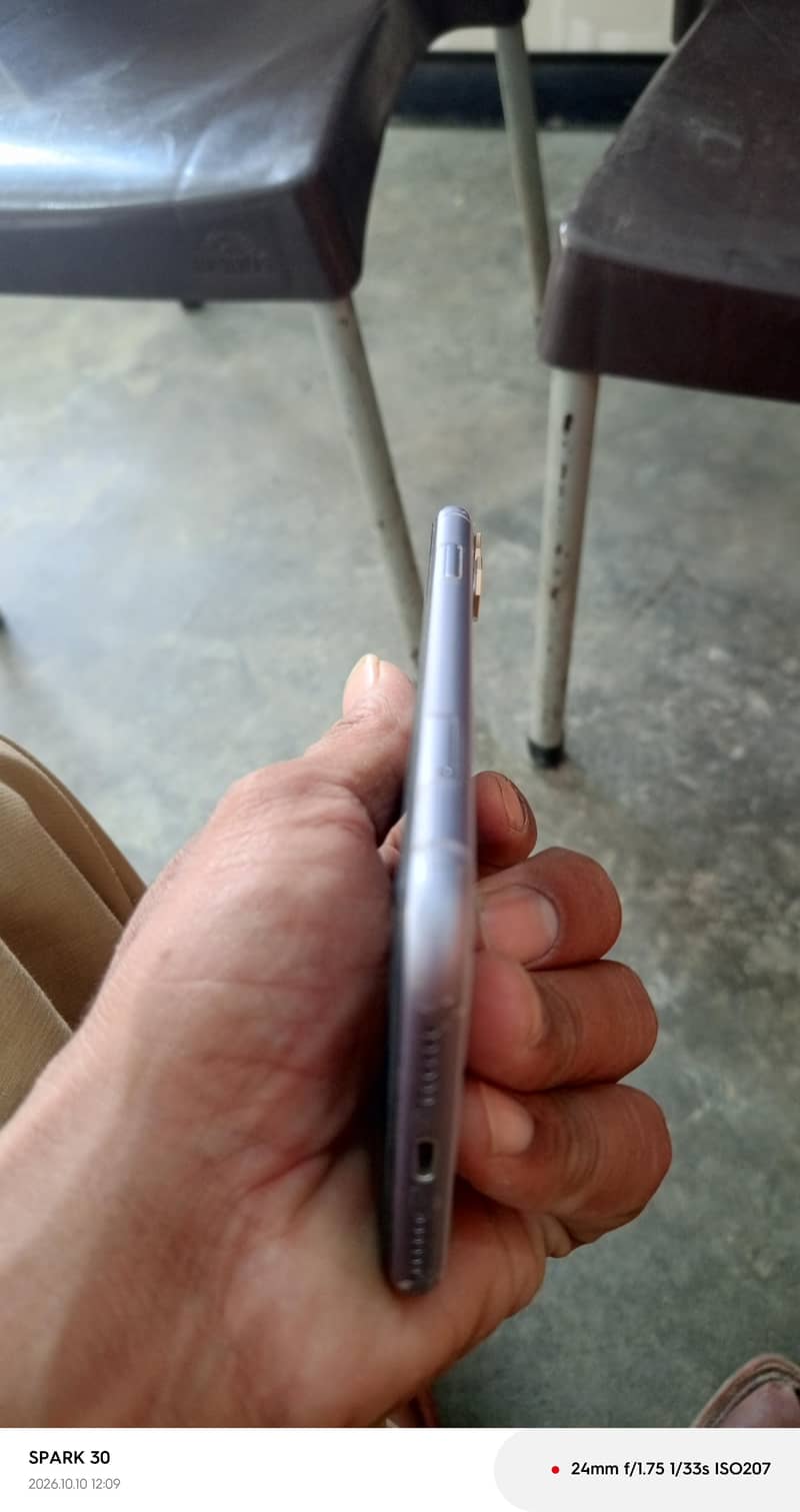 Apple iPhone 11 4