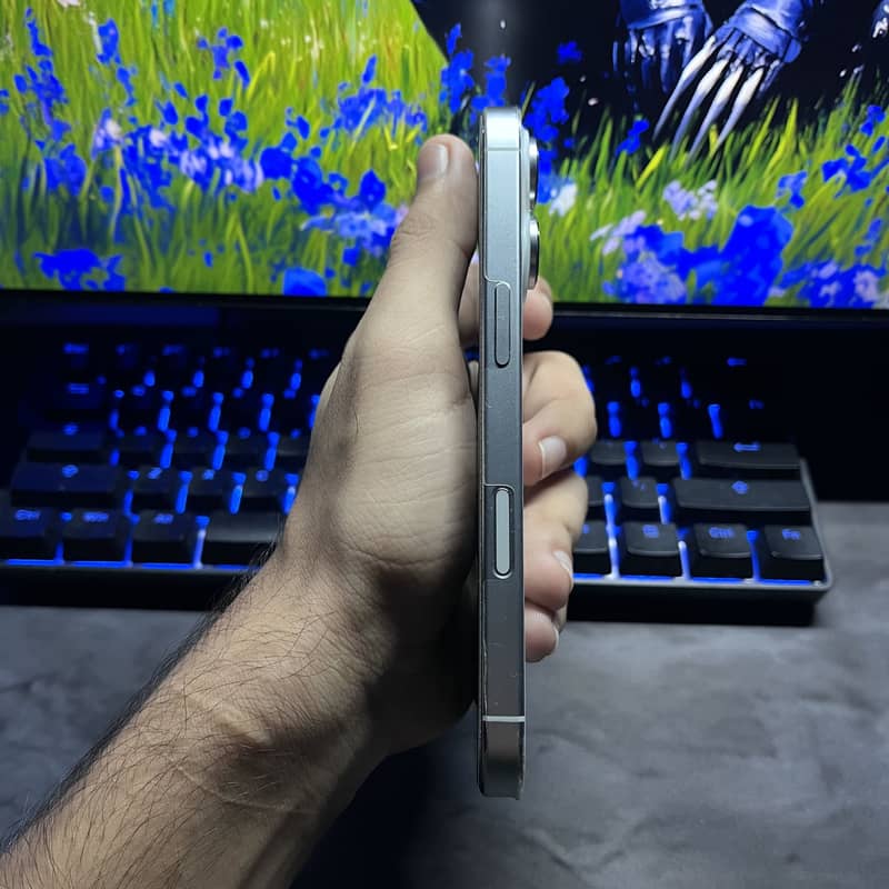 Apple iPhone 16 Pro 2
