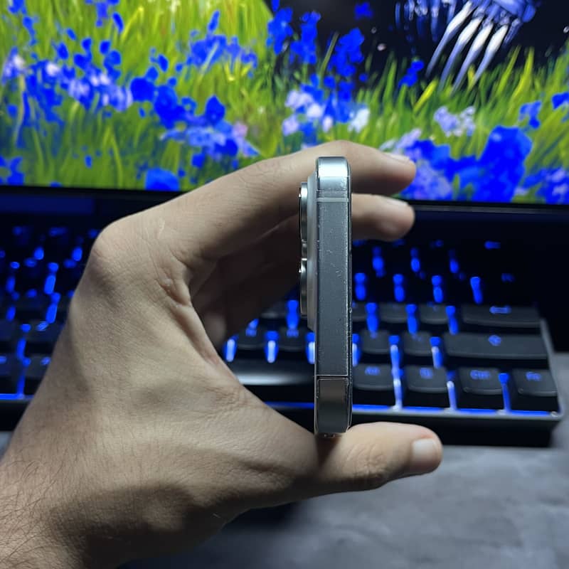 Apple iPhone 16 Pro 3