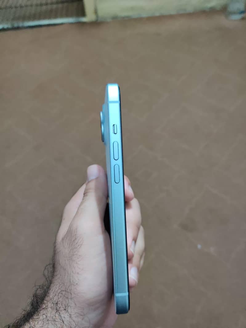 Apple iPhone 15 4