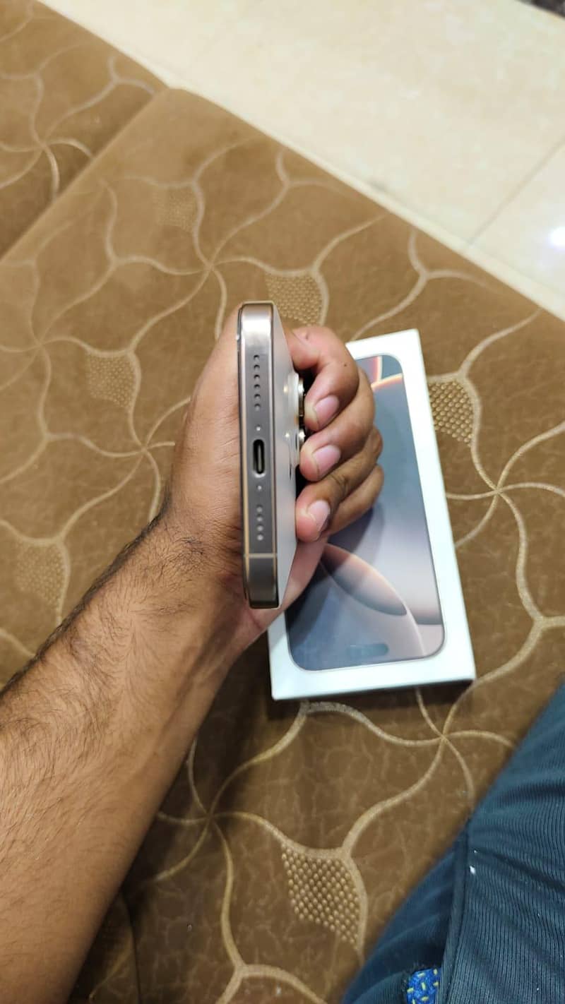 Apple iPhone 16 Pro Max 4