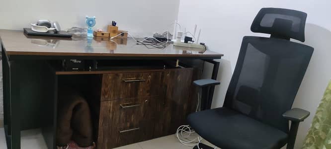 Executive Executive Office Desk / Study Table with Ergonomic High-Back