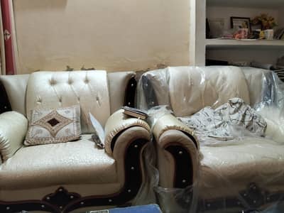 5 seater sofa set used but new condition 6 months phly liay hain