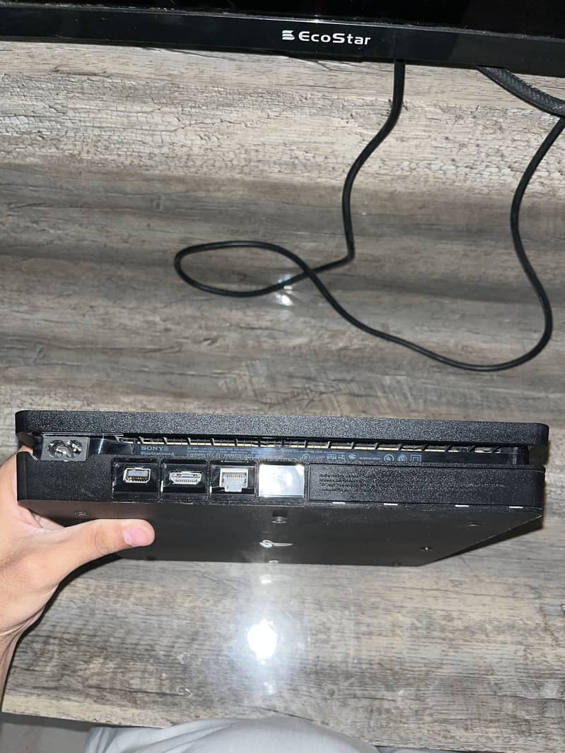 PS4 slim 1
