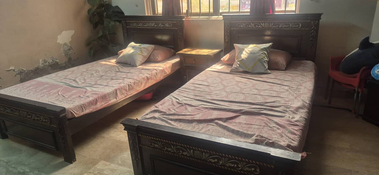 2 single beds with 1 side table 0