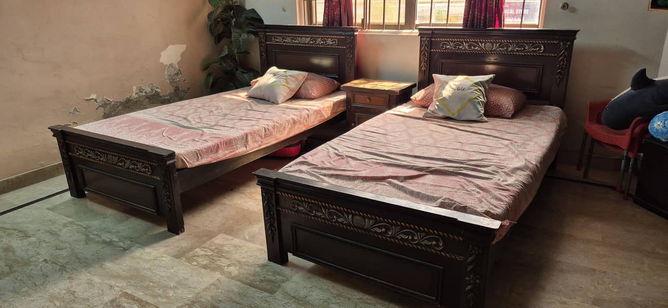 2 single beds with 1 side table 1