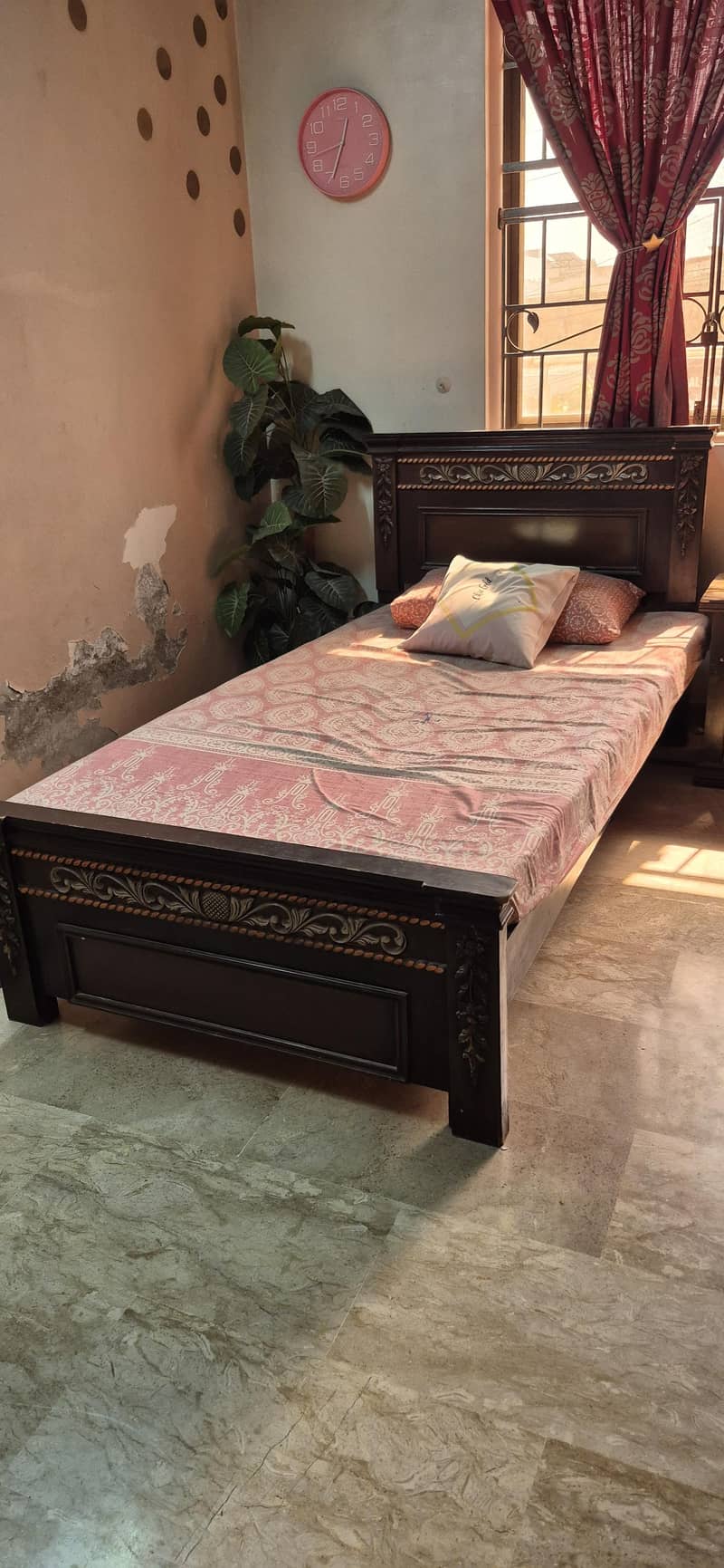 2 single beds with 1 side table 2