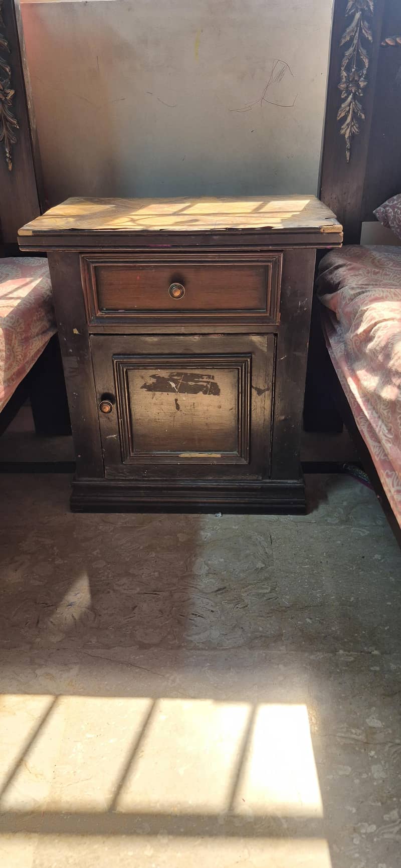 2 single beds with 1 side table 3