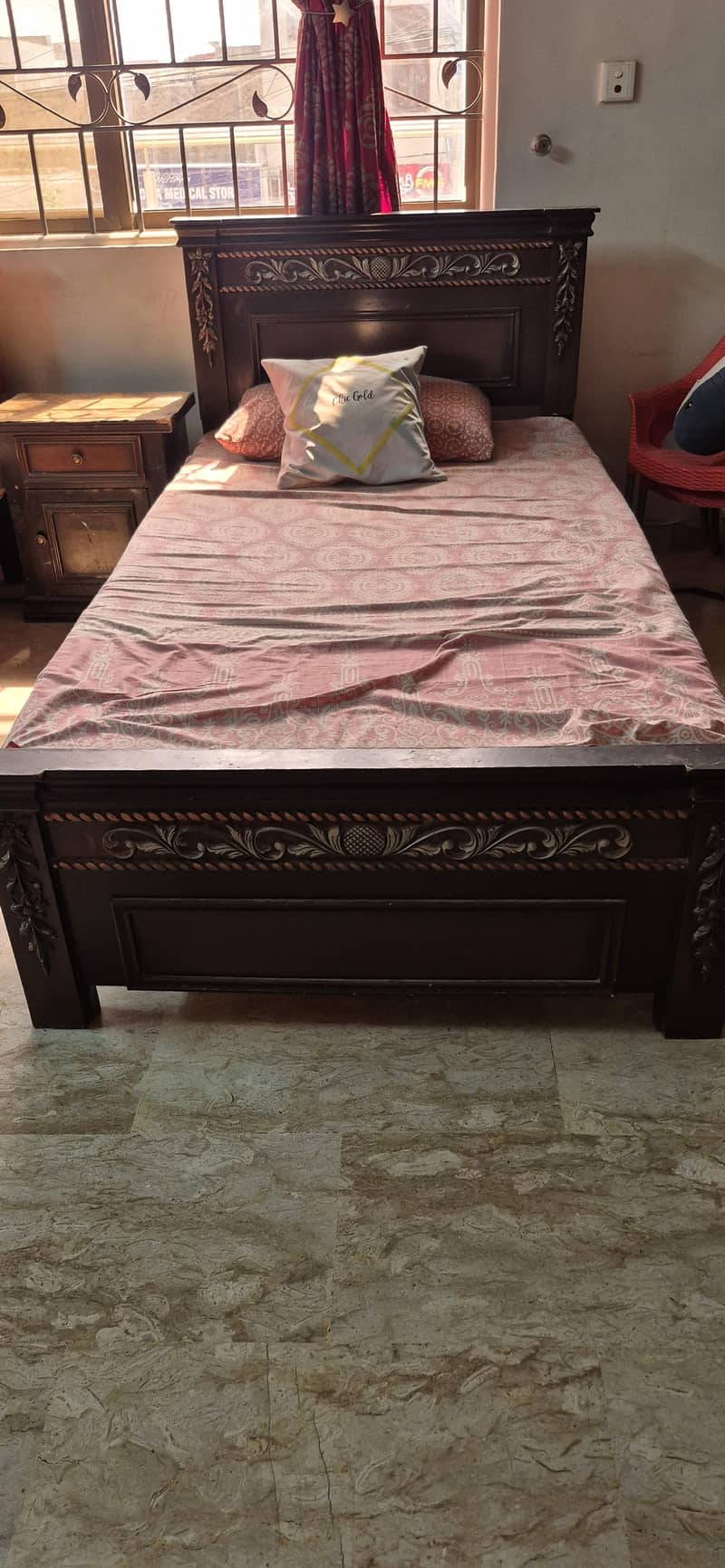 2 single beds with 1 side table 4