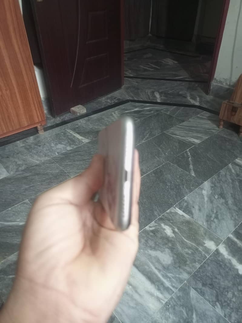 Apple iPhone X 4