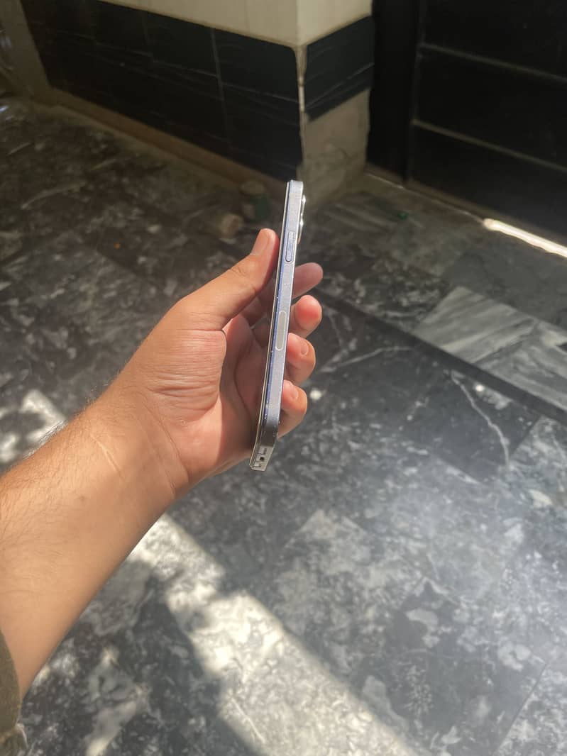 Apple iPhone 12 4