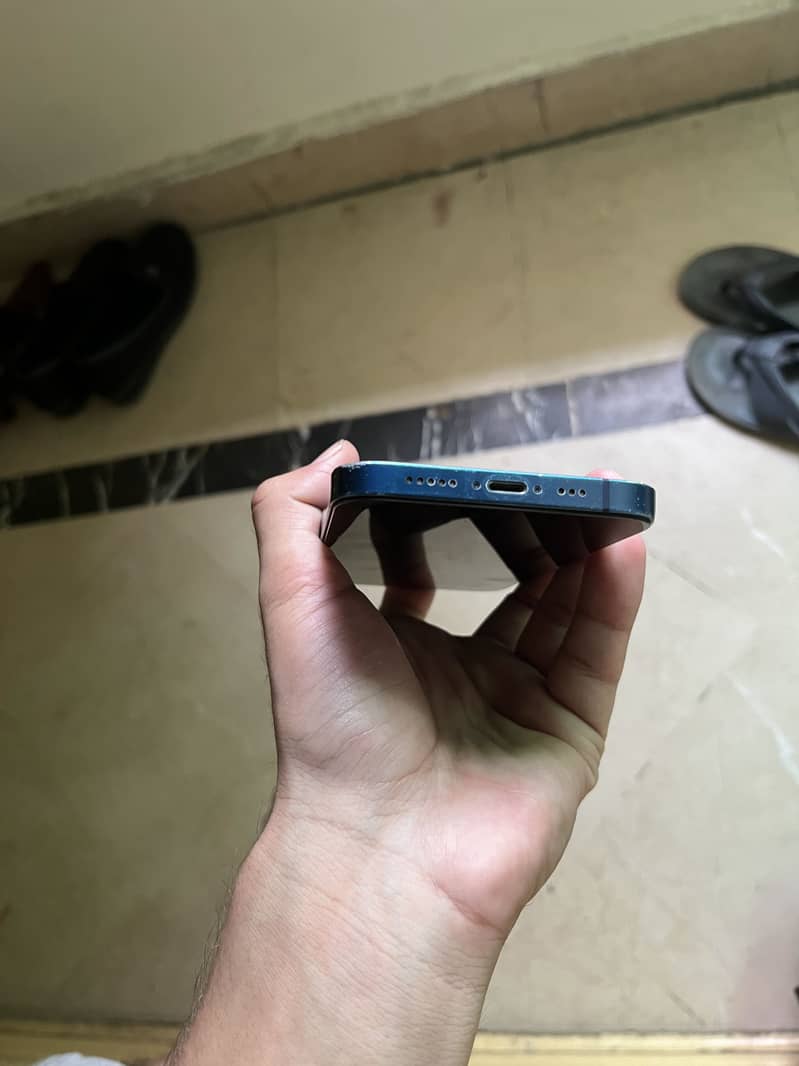 Apple iPhone 12 4
