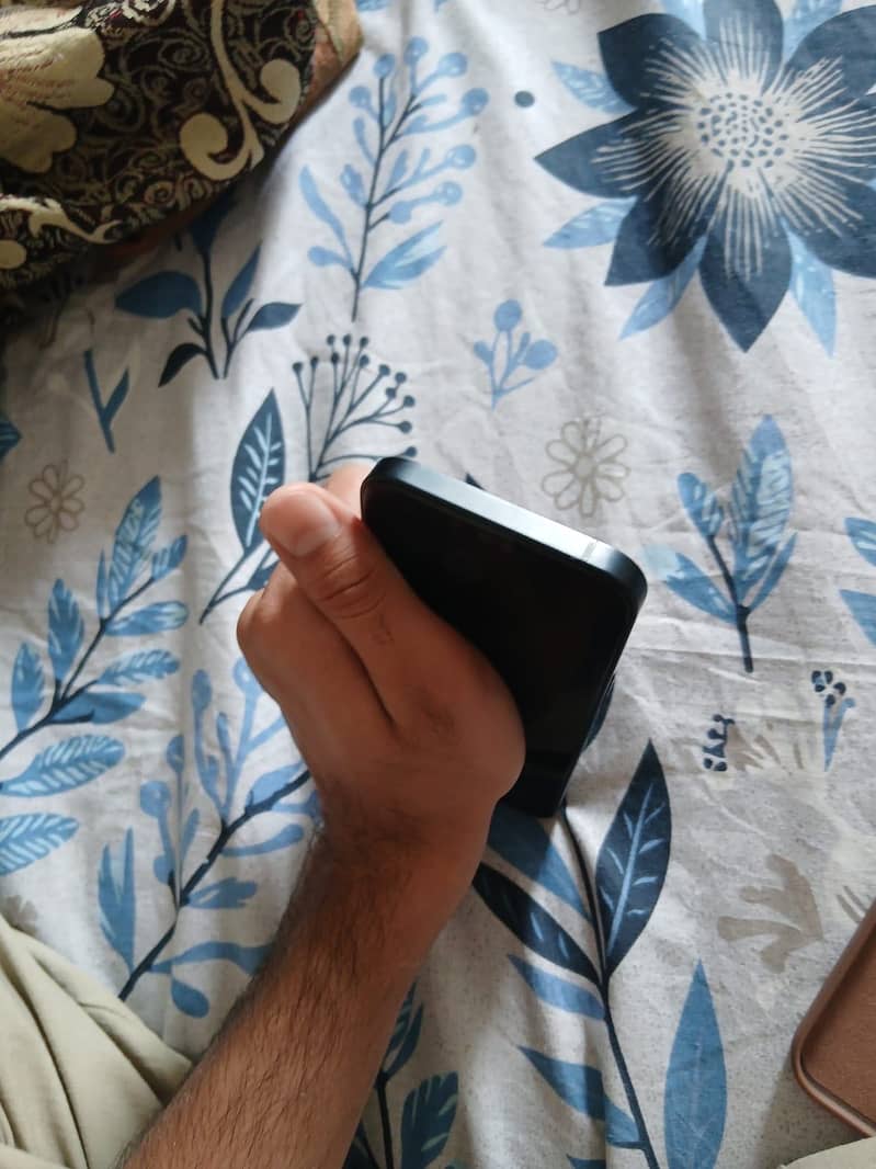 Apple iPhone 13 5