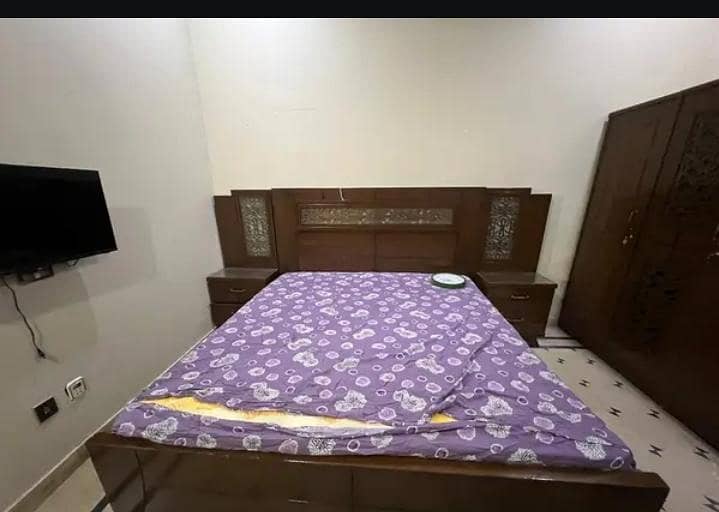 BED AND ALMARI DRESSING TABLE 0
