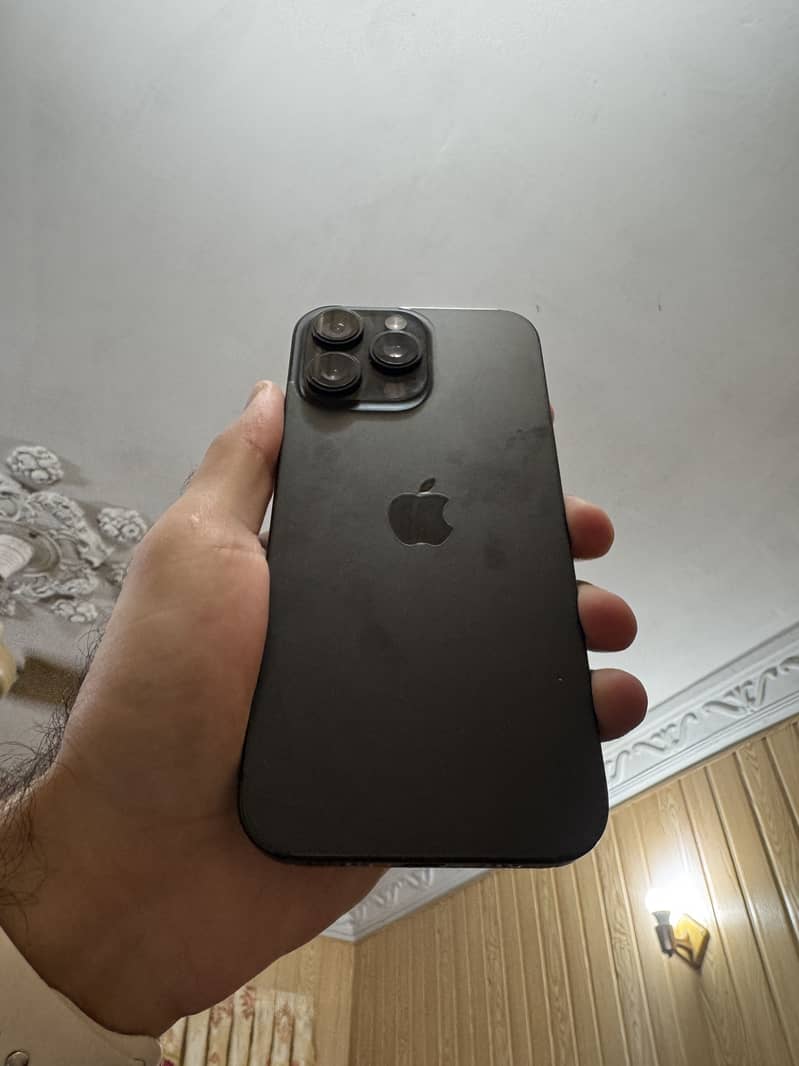 Apple iPhone 16 Pro Max 12