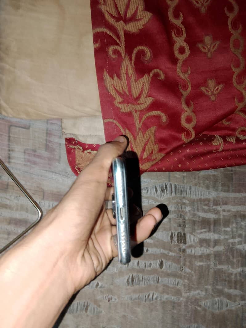 Apple iPhone X 4