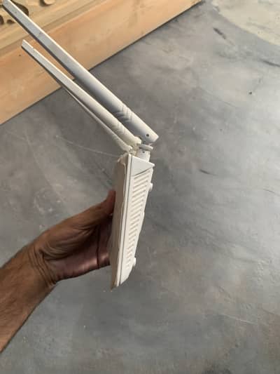Tenda router 3 unteena with charger/adapter  for sale urgent