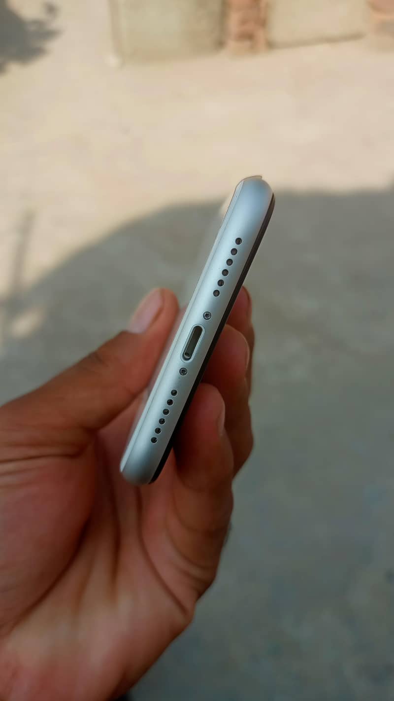 Apple iPhone 11 4