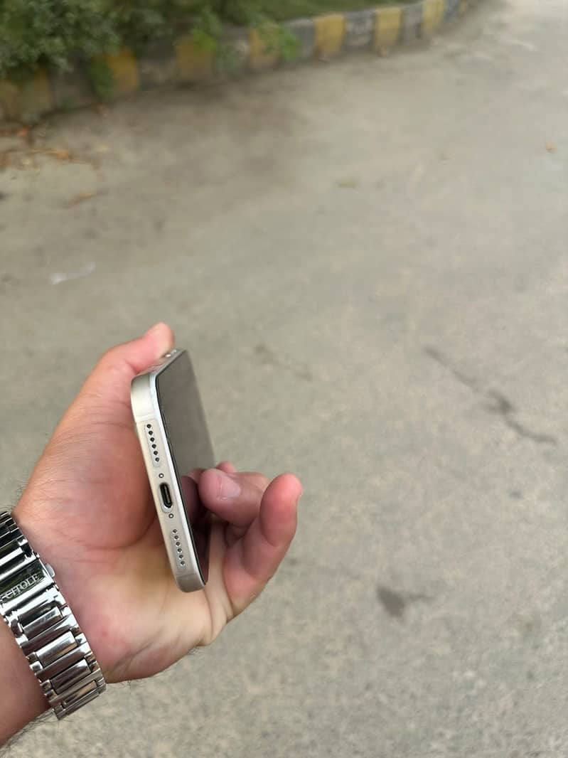 Apple iPhone 17 Pro Max 4