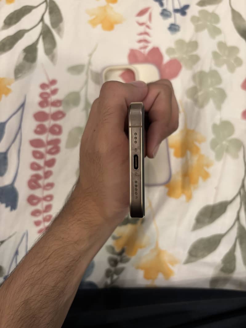 Apple iPhone 16 Pro 3