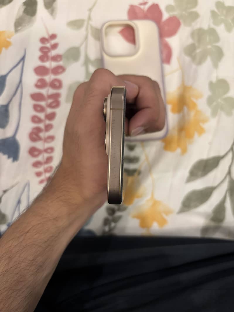 Apple iPhone 16 Pro 4