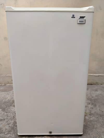 mini fridge Haier excellent condition
