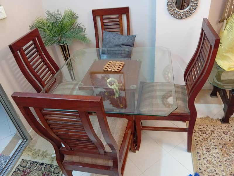 dining table with 4chairs 0