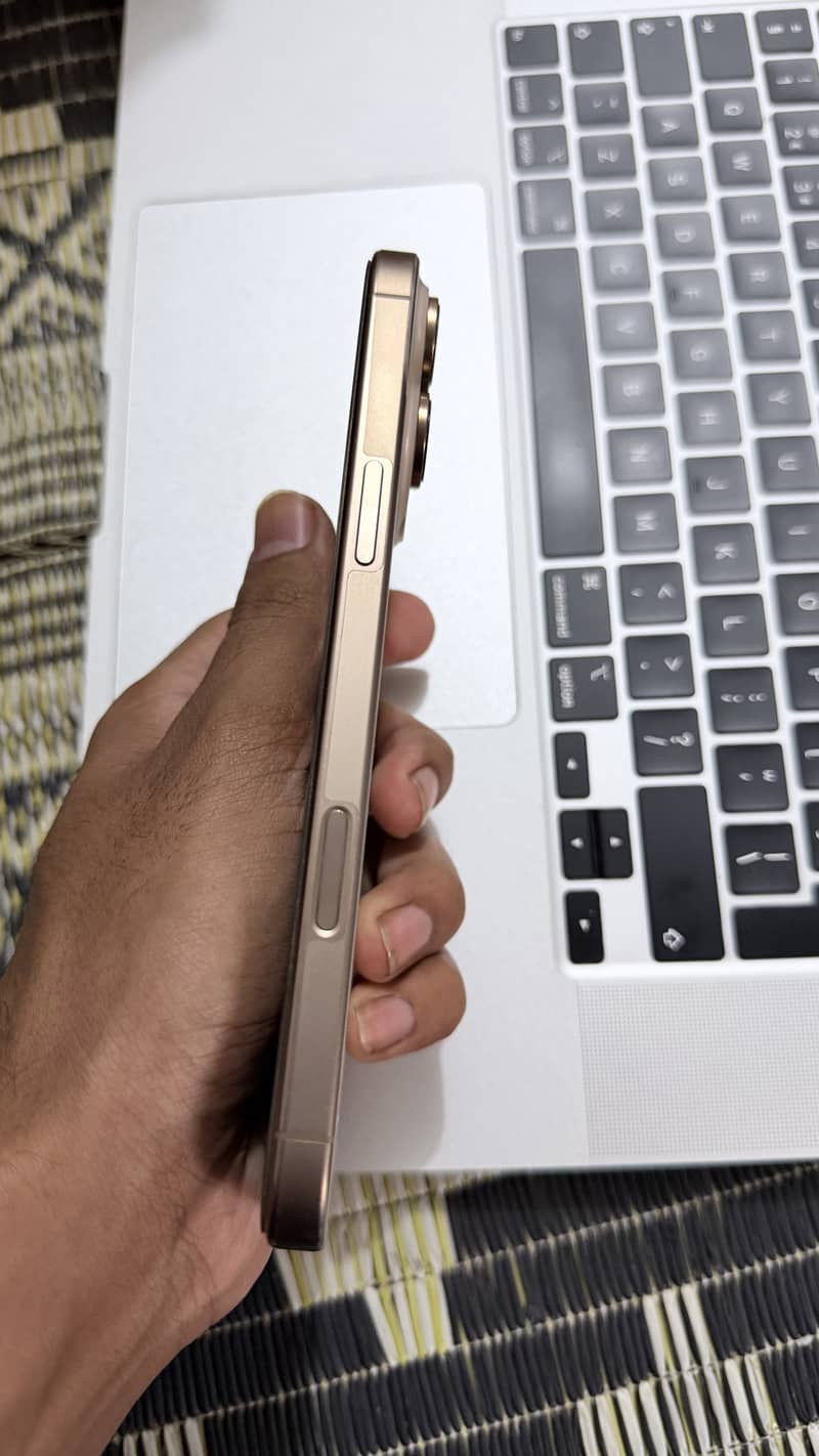 Apple iPhone 16 Pro Max 2