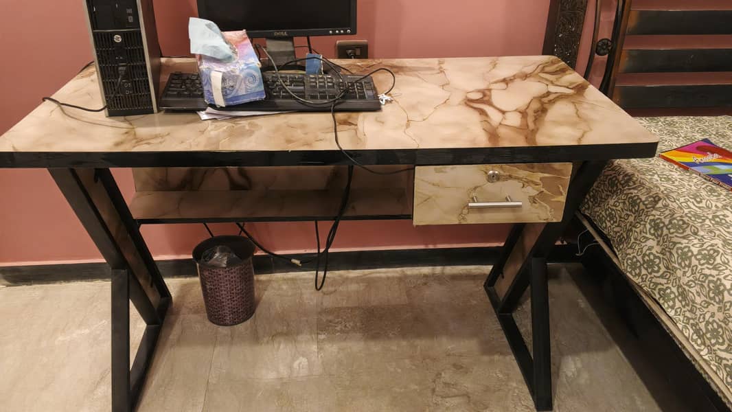 selling my computer table 1