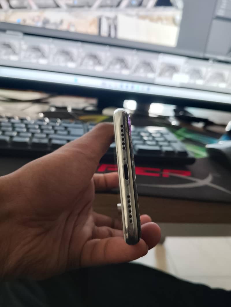 Apple iPhone X 4