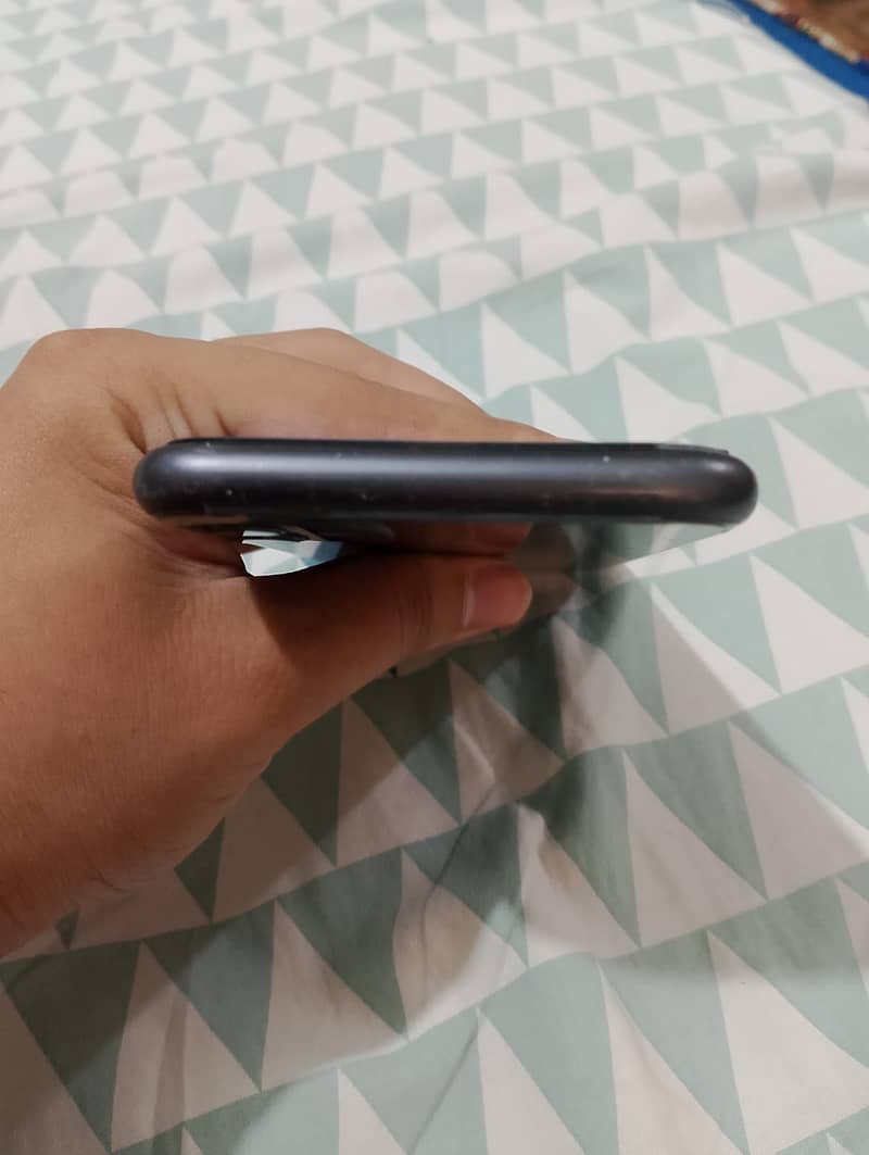 Apple iPhone 11 3